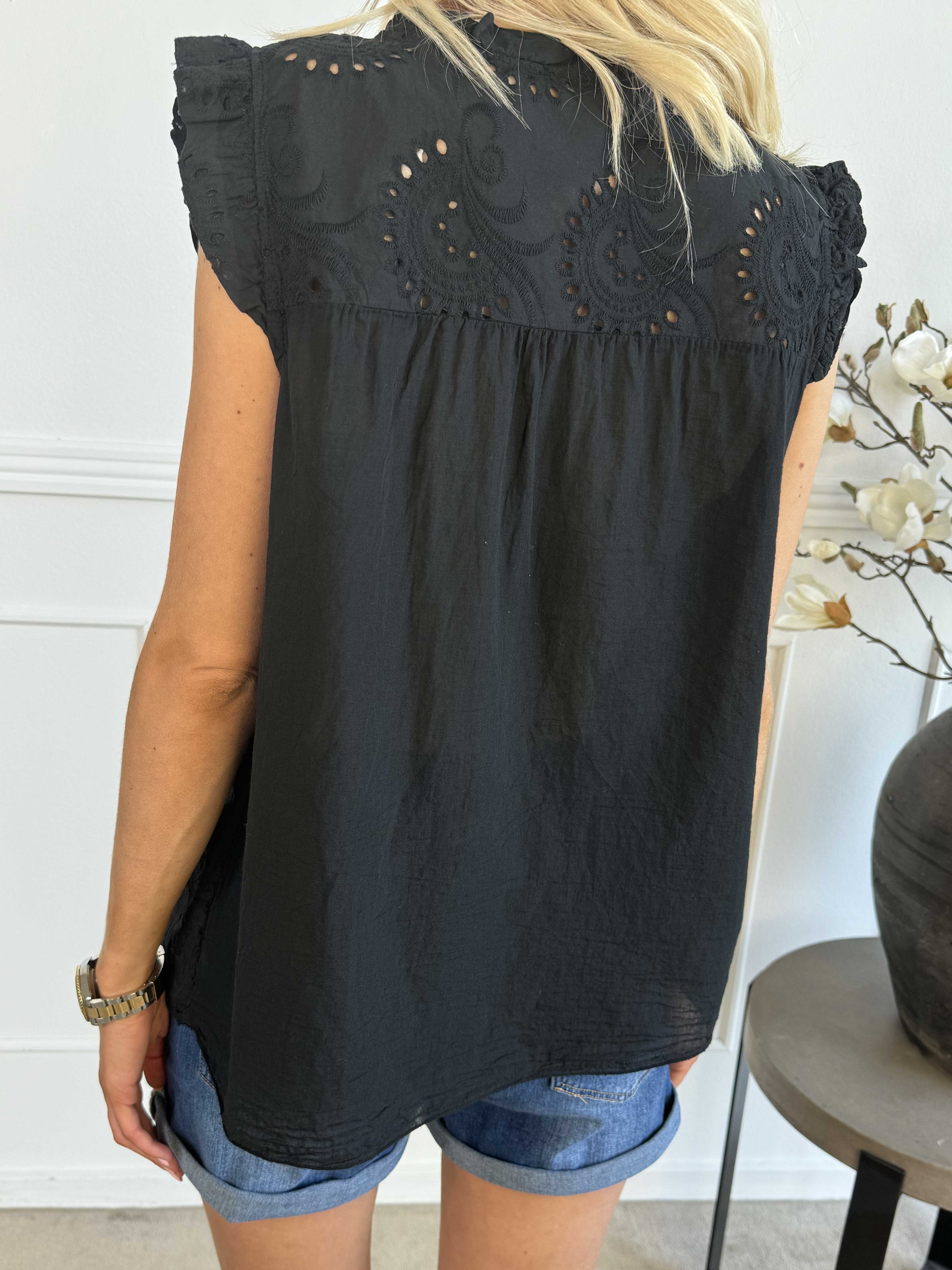 Veria - Feminin tunika med flæser og broderie anglaise